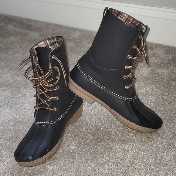 Wild Diva Black Duck Boot with Flannel interior pattern Size 6.5 NWT - Picture 2 of 16